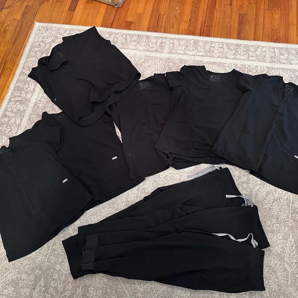 FIGS SCRUBS WOMEN’S BUNDLE SIZE LARGE